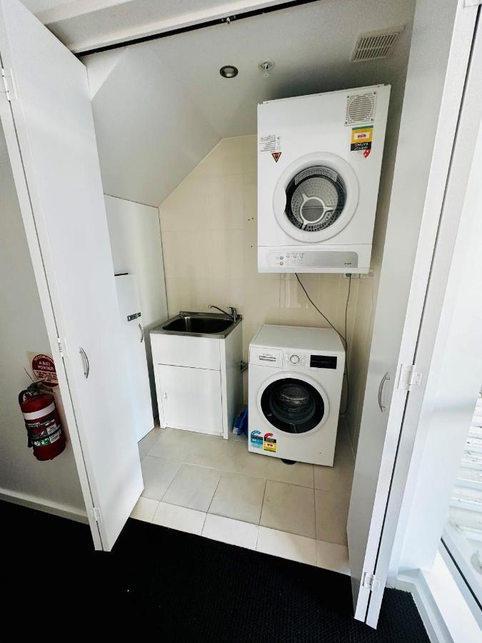 Modern 2 Bedroom Apt Near Tram & Ocean Gold Coast