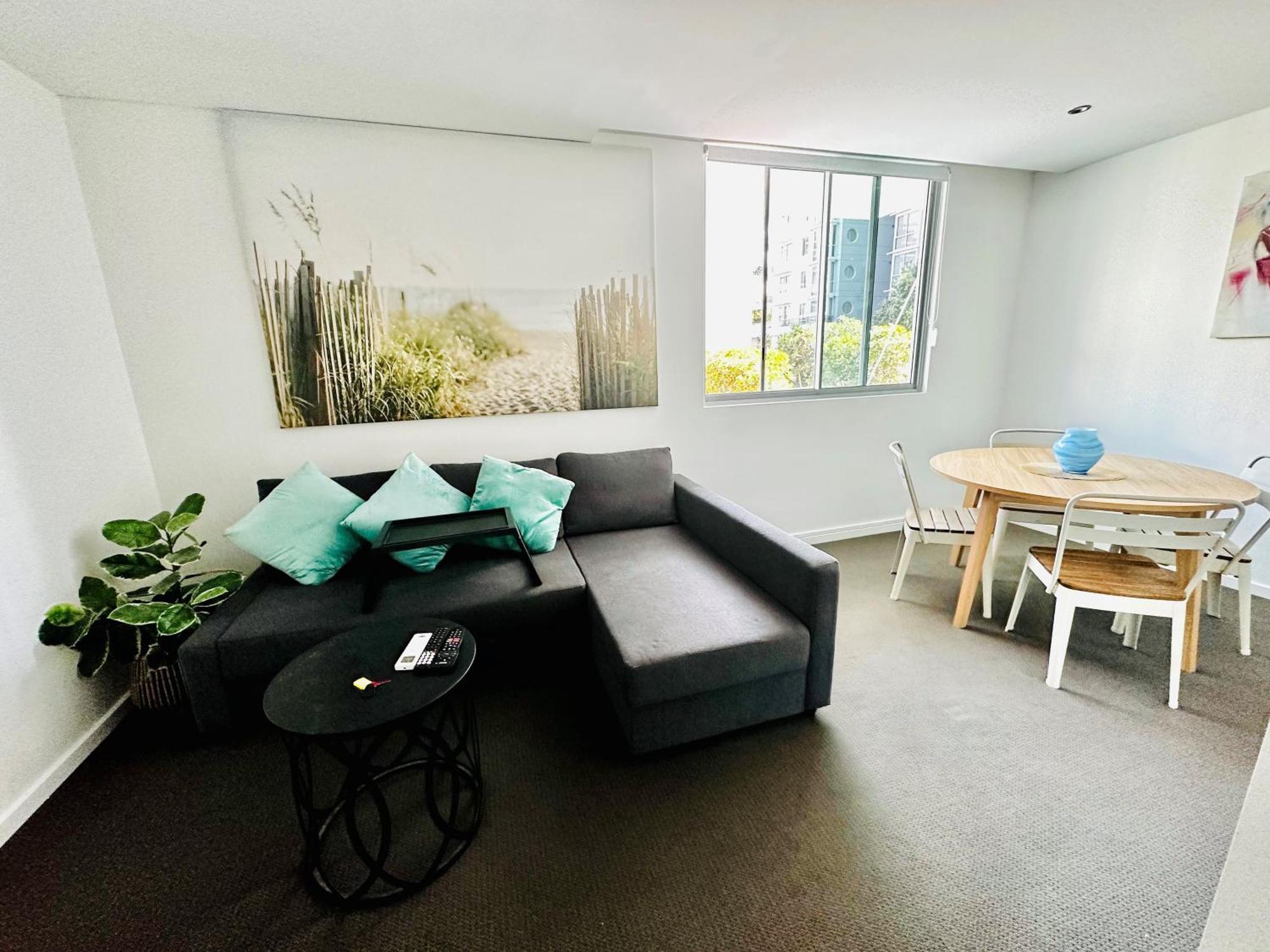 Apartment Modern 2 Bedroom Apt Near Tram & Ocean Gold Coast